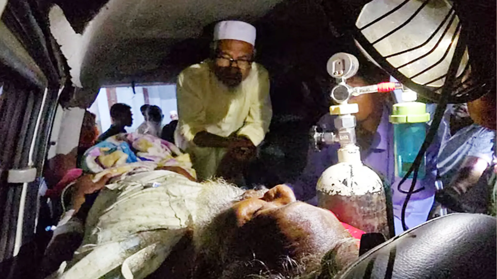 আওয়ামী লীগ নেতাকে পিটিয়ে পা ভেঙে দিলেন বিএনপি নেতার লোকজন